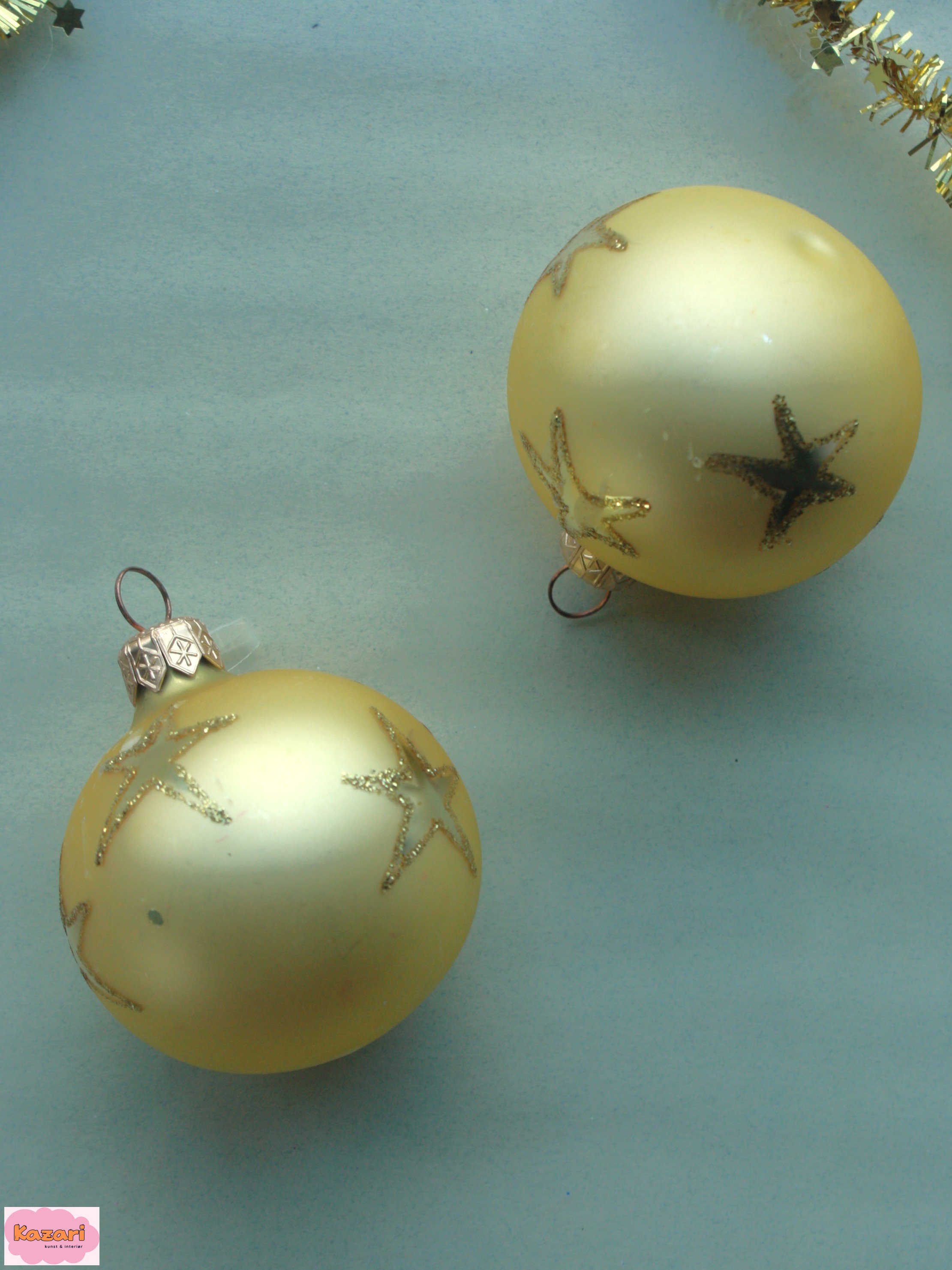 Glaskugle med glimmer stjerner