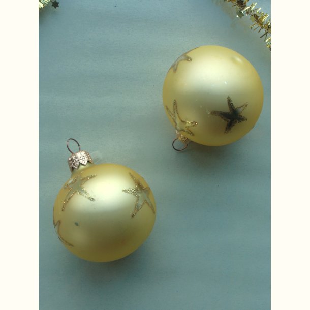 Glaskugle med glimmer stjerner