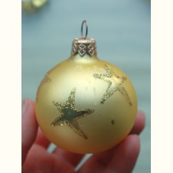 Glaskugle med glimmer stjerner