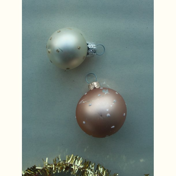 Glaskugler med glimmer prikker