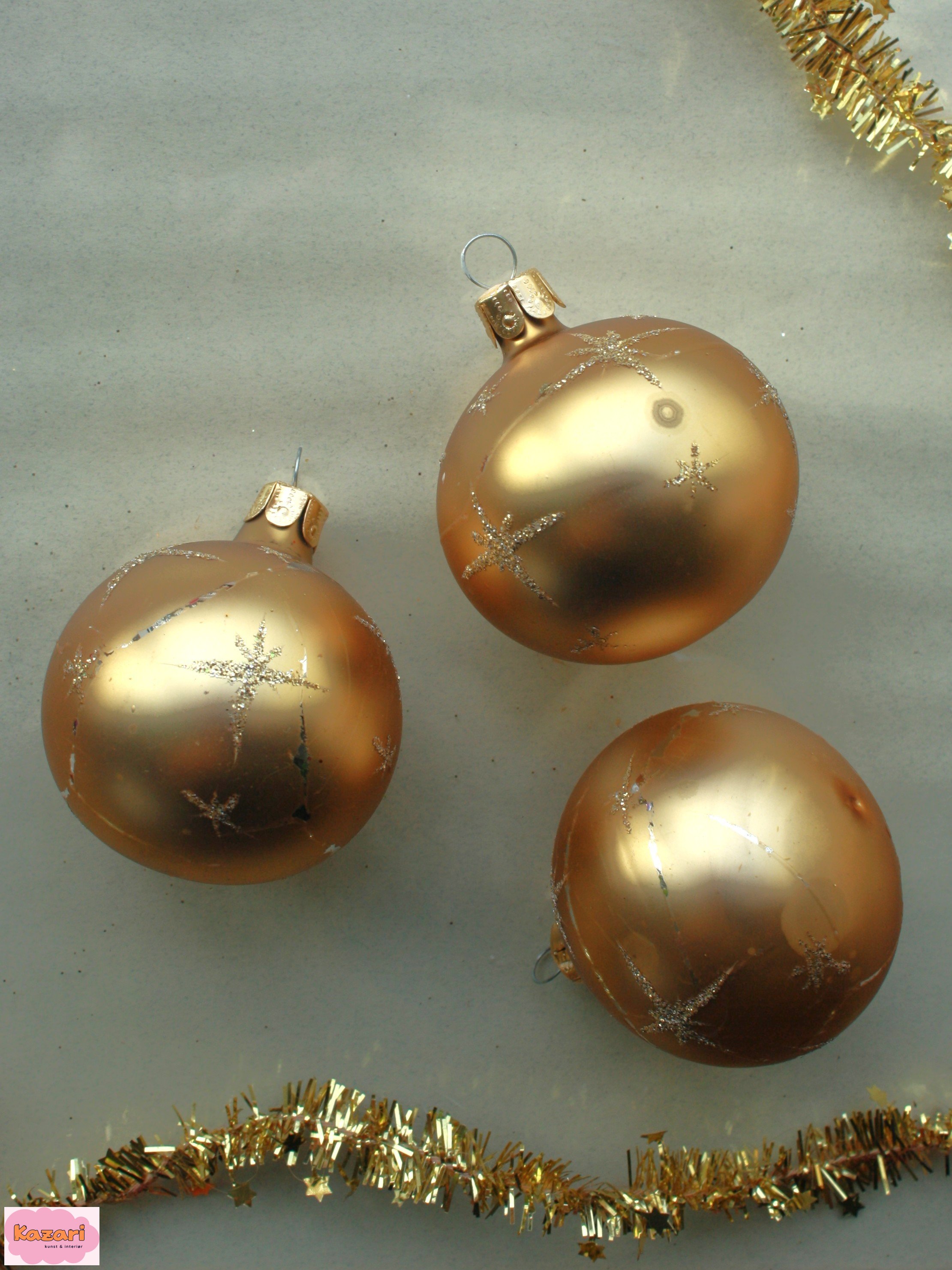 Glaskugle med glimmer stjerner